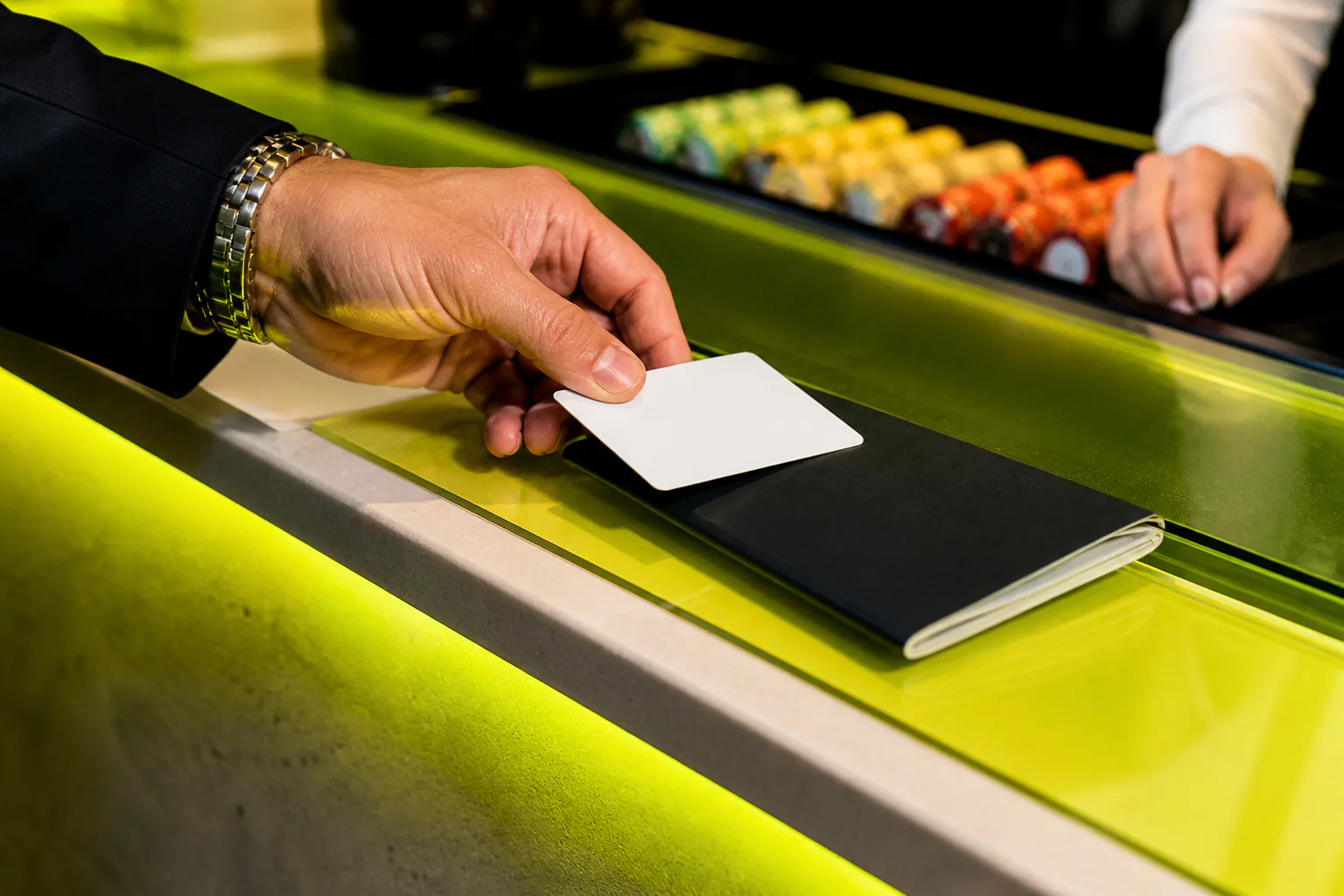 Pantalla de cuenta de casino online con formulario de registro, acceso y solicitud de retiro